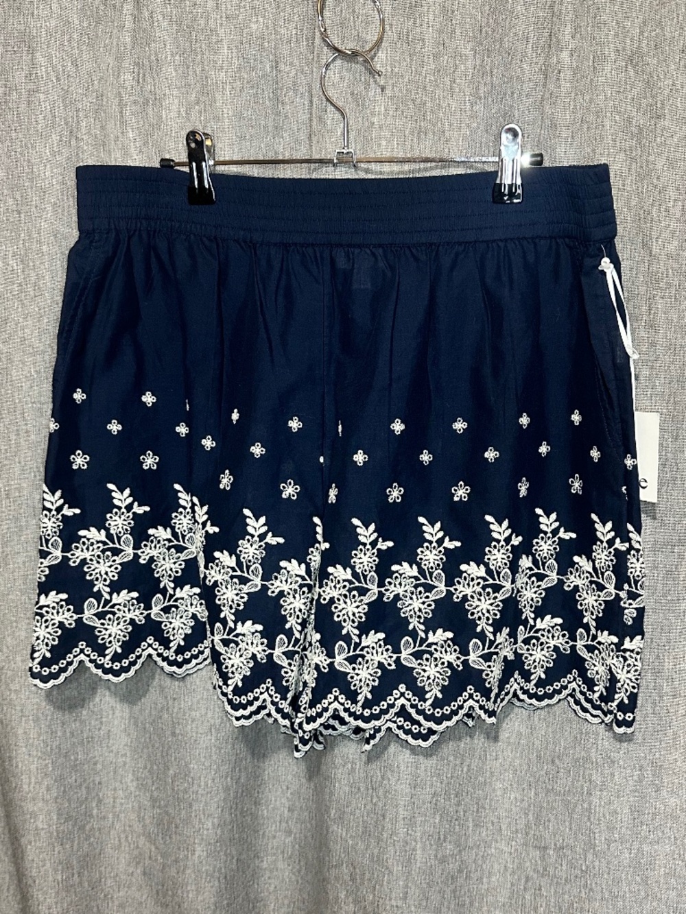 CeCe Navy Blue Floral Embroidered Eyelet Scalloped Hem Pull On Shorts Large NWT